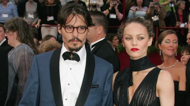 img-title Pacaran 14 Tahun & Punya Anak, Mengapa Johnny Depp Tak Nikahi Vanessa Paradis?