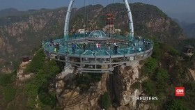Teras Kaca Bagi Penggila Ketinggian Dibuka di China
