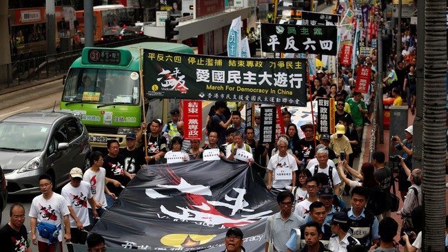 Ratusan demonstran pro-demokrasi melakukan reli di pusat Hong Kong, menjelang peringatan 27 tahun peristiwa Tiananmen 1989 di Beijing.