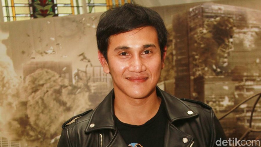 Vino G Bastian tampil berbeda kala mengunggah foto terbaru. Ia tampil dengan berewok palsu.