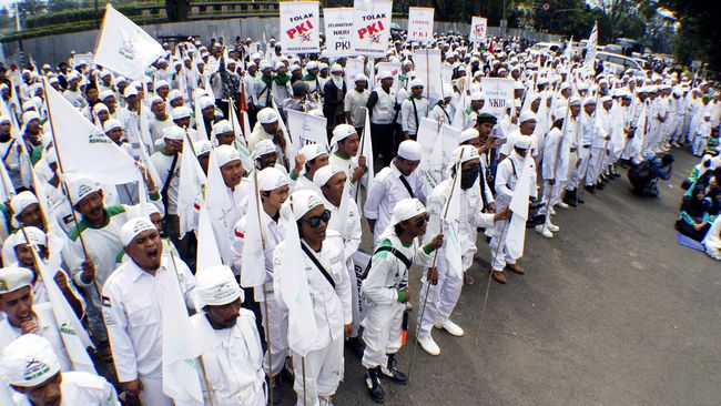 Eks FPI Bentuk Perisai Bangsa, Gelar Nobar Film G30S/PKI Sejumlah mantan pengurus FPI Surabaya enggan bergabung dengan Front Persaudaraan Islam. Mereka lalu membentuk ormas baru Perisai Bangsa.