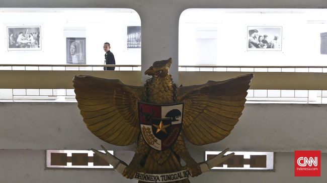 Kulit saya sawo matang, agama saya Islam. Sempat ada rasa gentar untuk bersosialisasi, apalagi ada kabar bahwa penduduk di sini sangat rasis.