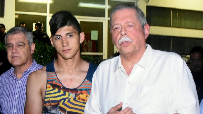 Striker Meksiko, Alan Pulido, melakukan perlawanan ketika tersisa satu tersangka penculik di rumah tempat kejadian perkara, sebelum polisi datang.