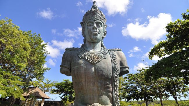 Festival musik elektronik asal inggris, Bestival, memilih Garuda Wisnu Kencana di Bali jadi lokasi acara. Sederet musisi dalam dan luar negeri akan tampil.