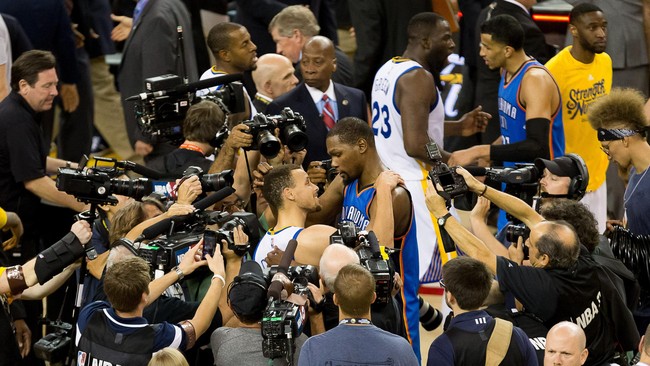 Pemain basket Amerika Serikat Kevin Durant memilih berdiam diri di kamar berhari-hari ketika baru memutuskan meninggalkan Oklahoma City Thunder.