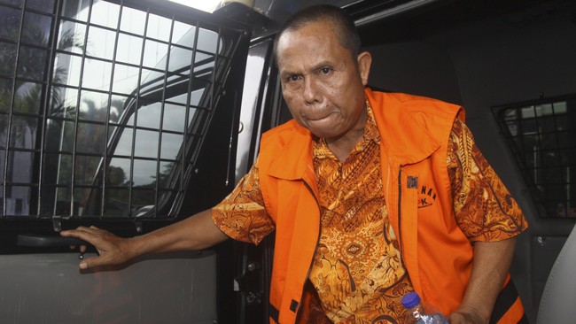 Panitera Pengadilan Tipikor Bengkulu Badaruddin Amsori Bachsin mengaku hanya menjadi perantara dalam penyerahan uang suap dari terdakwa ke hakim.