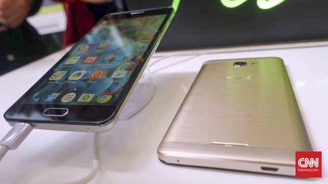 Flash meluncurkan ponsel pintar perdananya bernama Flash Plus 2, yang menandai debutnya di pasar Indonesia setelah mereka "memisahkan" diri dari Alcatel.