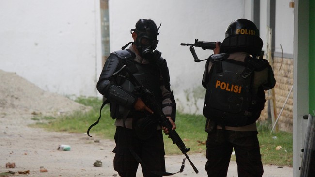 Polisi menangkap napi yang menikam aparat di Lapas Gorontalo. Sementara itu, tindakan terhadap personel polisi yang menyalahi prosedur belum terkonfirmasi.