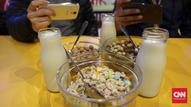 Tak cuma di kedai kopi atau bar. Kaum millennial juga disebut jarang memberi uang tip untuk transaksi online.