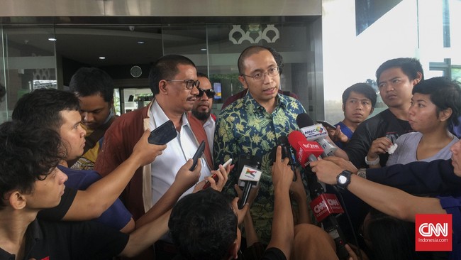Kejati Jawa Timur ditantang kuasa hukum La Nyalla segera melimpahkan berkas kasus La Nyalla ke Pengadilan Negeri Surabaya.