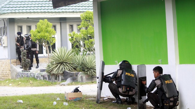 Polisi menduga narkotik jenis sabu itu milik EEN, yang telah mengaku menganiaya aparat dan memicu kerusuhan.