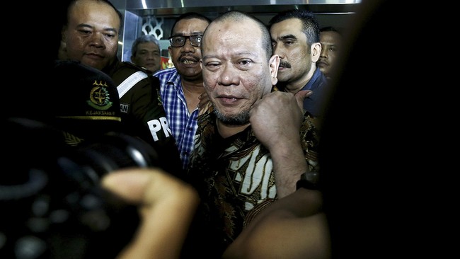 Sejumlah pihak belakangan mengaitkan kemenangan La Nyalla dalam proses praperadilan lantaran bersaudara dengan Hatta Ali.