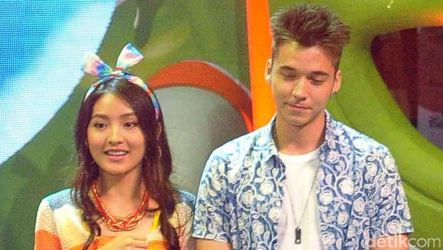 Stefan William & Natasha Wilona di acara Nickelodeon Indonesia Kids Choice Awards 2016.