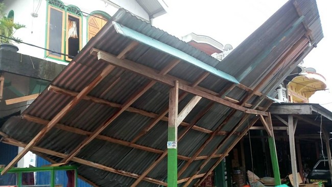 Dampak gempa bumi 6,5 SR di wilayah Sumatra Barat pada Kamis (2/6) pukul 05.56 WIB ternyata menimbulkan kerusakan bangunan yang sangat banyak.