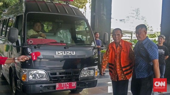 Empat orang ini ditetapkan sebagai tersangka dengan dugaan suap kepada Hakim Pengadilan Tipikor Bengkulu yang juga tersangka yakni Janner Purba. 