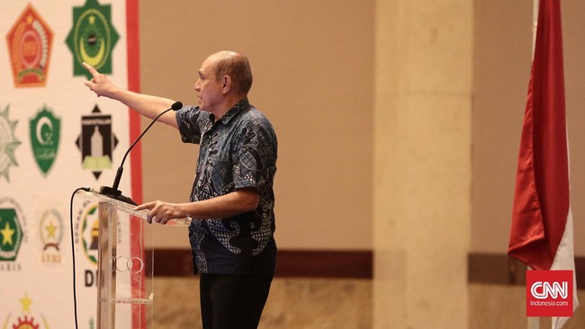 Pengacara Kivlan Zen, Pitra Romadoni, menyebut kliennya diburu seperti teroris saat berada di Bandara Internasional Hang Nadim, Batam.