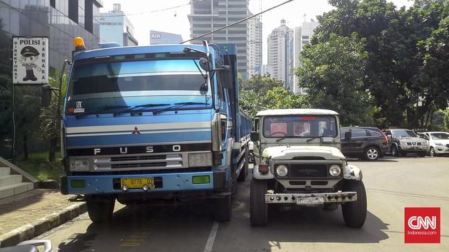 Kepolisian menyatakan, tiga kendaraan milik musikus Ahmad Dhani dapat menimbulkan kemacetan di Jalan Rasuna Said, Jakarta.