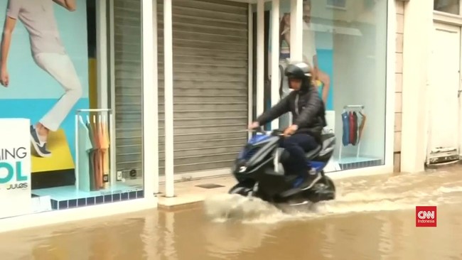 Satu orang tewas sementara warga lainnya dievakuasi dari ribuan rumah setelah Perancis dilanda banjir terparah selama beberapa dekade.