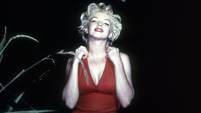 Lipstik, gaun, jam hingga tas tangan berisi dua koin dan delapan batang rokok yang tersimpan di tas tangan Marilyn Monroe itu nantinya akan dilelang.