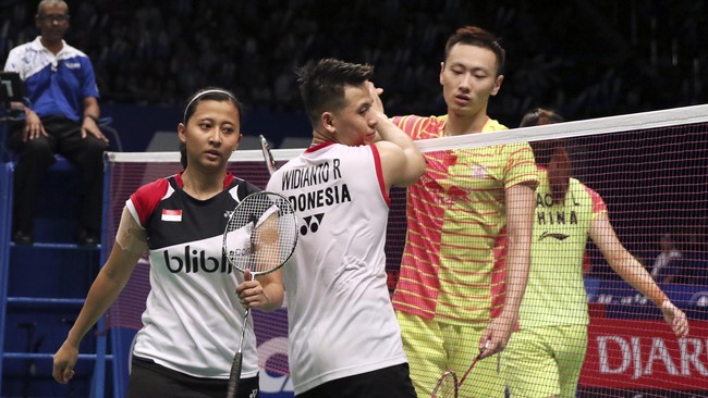 Pasangan ganda campuran nomor satu dunia, Zhang Nan/Zhao Yunlei menampilkan ketenangan untuk mengalahkan Riky/Richi meski sempat tertinggal di gim pertama.