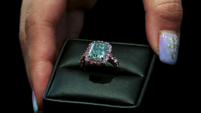 Balai Lelang Christie’s menyebut berlian hijau yang terjual dengan harga Rp228 miliar di lelang di Hong Kong, berhasil memecahkan rekor dunia.