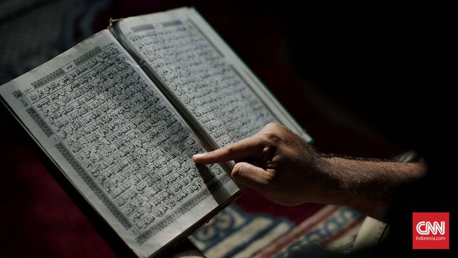 Ustad Wahyul Afif Al Ghafiqi mengatakan, melempar Alquran adalah perbuatan tercela. 