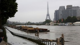 Banjir Paris: Dua Orang Tewas, Museum Louvre Ditutup