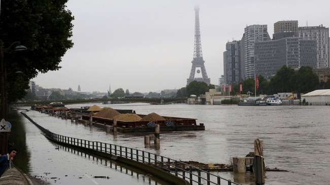 Banjir di Paris menewaskan dua orang dan menyebabkan ikon Perancis, Museum Louvre, ditutup pada Jumat (3/6) guna memindahkan barang seni sebagai antisipasi.