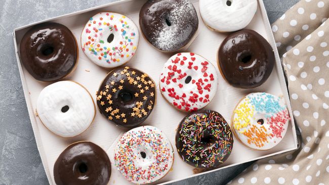 Tren makanan yang bisa menyala dalam gelap kini makin populer. Setelah gulali kini glow in the dark mulai menginvasi donat.