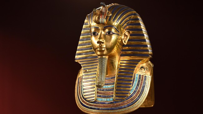Ada yang berbeda dari pisau milik Raja Mesir Tutankhamun, yakni berbahan meteorit. Padahal zaman itu, tukang besi belum bisa meleburkan bijih besi tertentu.