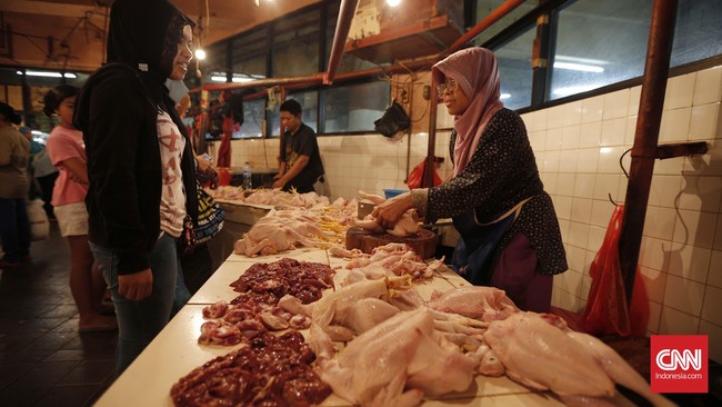 Komisi Pengawas Persaingan Usaha (KPPU) Wilayah I tengah memantau lonjakan harga daging ayam dan telur menjelang Natal dan Tahun Baru 2023.