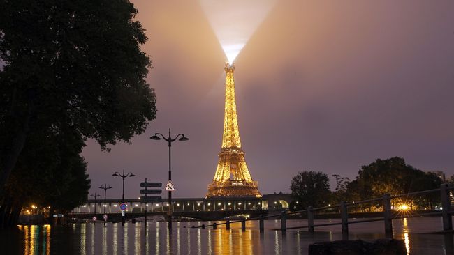 Tutupnya Louvre akibat banjir di Prancis menjadi simbol bahwa seni akan bertahan jika manusia hidup harmonis dengan alam.