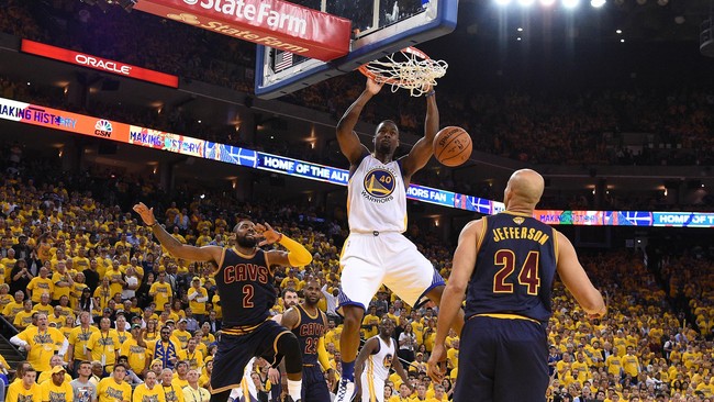 Golden State Warriors mengalahkan Cleveland Cavaliers dalam game kedua final NBA musim 2015/2016 di Oracle Arena,  Minggu (5/6) malam waktu setempat.