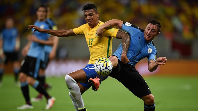 Berdasarkan keterangan resmi CBF, Luiz Gustavo, mundur dari skuat Selecao karena masalah keluarga. Pemain Wolfsburg itu pun segera terbang ke Brasil.