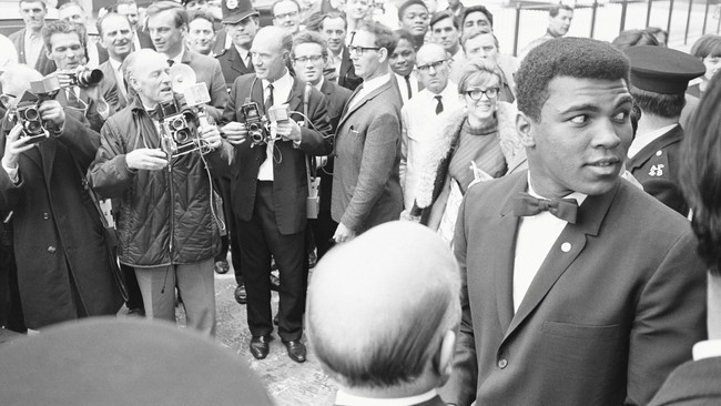 Mendiang Muhammad Ali pernah memacu mobil Rolls-Royce demi menghentikan seorang pria melakukan bunuh diri dari lantai sembilan sebuah gedung pada 1980an silam.