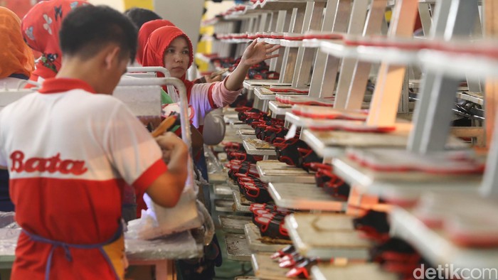 Produsen alas kaki PT Sepatu Bata Tbk (BATA) mulai gencar untuk menjual produknya melalui e-commerce. Tahun ini perusahaan alas kaki tersebut menargetkan memproduksi 4,5 juta pasang alas kaki.