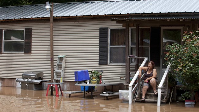 Setidaknya 16 orang tewas dalam banjir besar yang juga menggenangi ratusan rumah di Texas, Amerika Serikat, dan menyebabkan satu penjara dievakuasi.