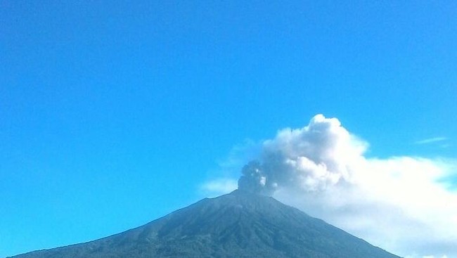 Badan Geologi mengimbau jalur penerbangan sekitar Gunung Kerinci dihindari karena sewaktu-waktu memiliki potensi letusan abu yang dapat mengganggu penerbangan