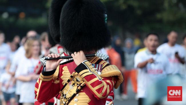 Penjaga Windsor Castle menghardik wisatawan yang mengajaknya selfie. Wisatawan yang dihardik langsung terkejut dan memberikan tanda hormat.