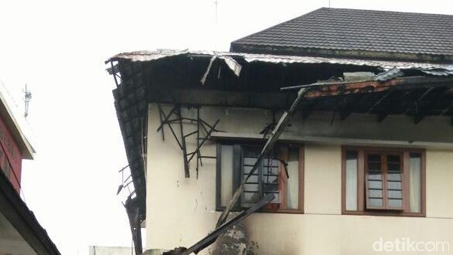 Pelaku pembakaran Gedung Kejaksaan Tinggi Jawa Barat di Jl RE Martadinata Bandung, ialah pegawai swasta dan warga Bandung. Dia dibawa ke kantor polisi.