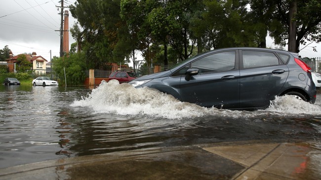 Angin kencang disertai hujan lebat menghantam wilayah timur dan tenggara Australia, memicu banjir dan evakuasi warga di beberapa kota.