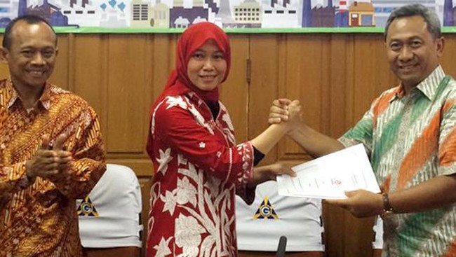 Siti Choiriana dan Direktur Keuangan PT Garam - Beny Suharsono melakukan Kick Off Implementasi ERP.