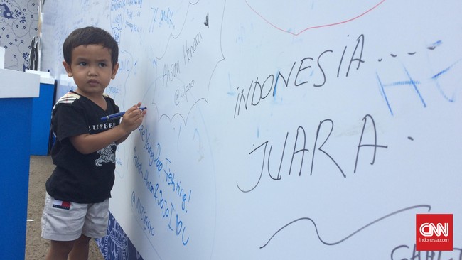 Perjuangan para pebulutangkis papan atas dunia bukan hanya dinikmati oleh para orang tua, namun ada juga ratusan anak-anak kecil yang melihat mereka.