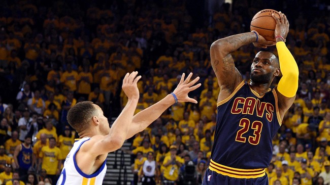 Membawa Cleveland Cavaliers juara NBA musim lalu tak membuat LeBron James kehilangan nafsu menang. Dia membuka musim ini dengan triple-double.