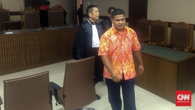 Muhammad Syakir, Direktur PT Soegih Interjaya, terbukti menyuap eks Direktur Pengolahan Pertamina Suroso Atmomartoyo terkait kasus bensin bertimbal.