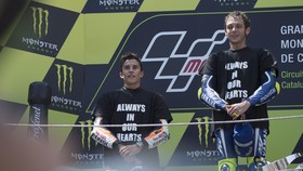 Jabat Tangan Marquez, Kado Terakhir Rossi untuk Salom
