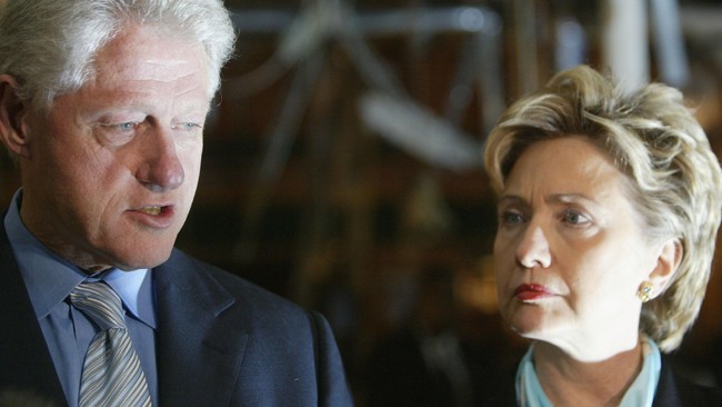 Dalam bukunya berjudul "Crisis of Character", mantan Secret Service Gary Byrne mengungkapkan kemarahan Hillary yang membuat mata Bill Clinton lebam.