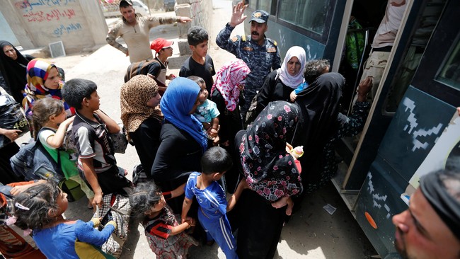 Irak menahan lebih dari 500 militan ISIS yang mencoba kabur dari Fallujah dengan menyelinap di tengah warga sipil saat proses evakuasi berlangsung.