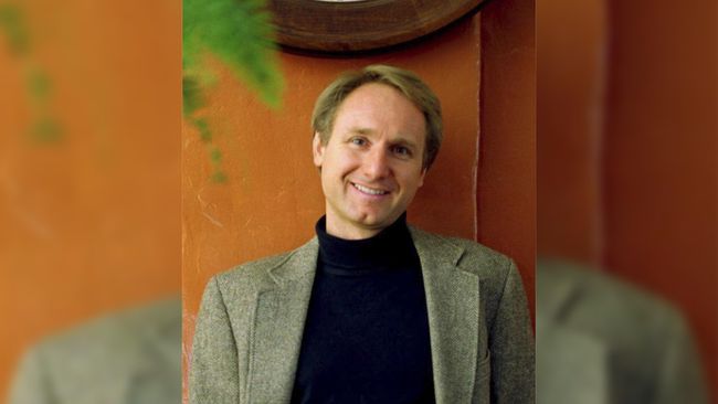 Dan Brown menulis di Facebook tentang latar belakang Ramadan dan mengapa umat Muslim harus berpuasa. Ia pun mengucapkan selamat Ramadan bagi yang merayakan.