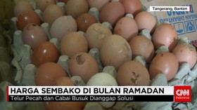 Warga Berburu Telur Pecah